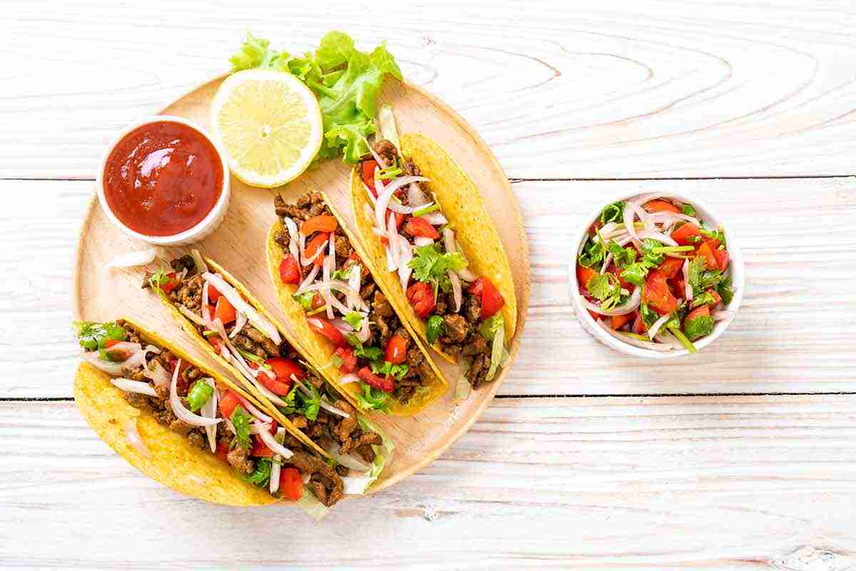 Leckere Tacos mit jeder Menge Salsa on top